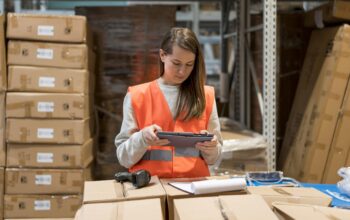 medium-shot-woman-with-tablet
